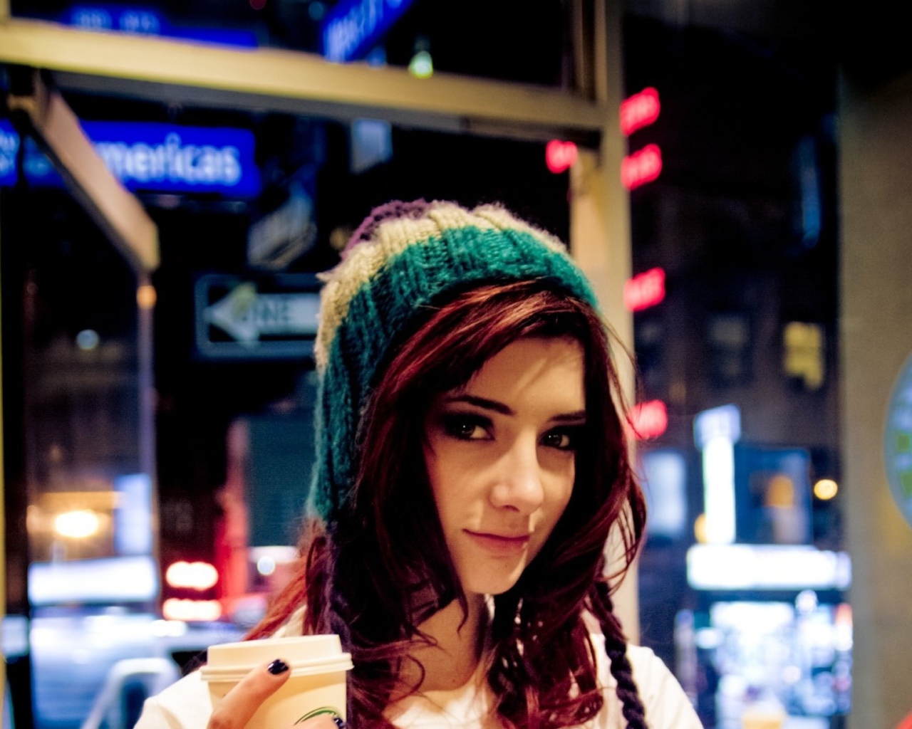 Девушка в шапке  со стаканом