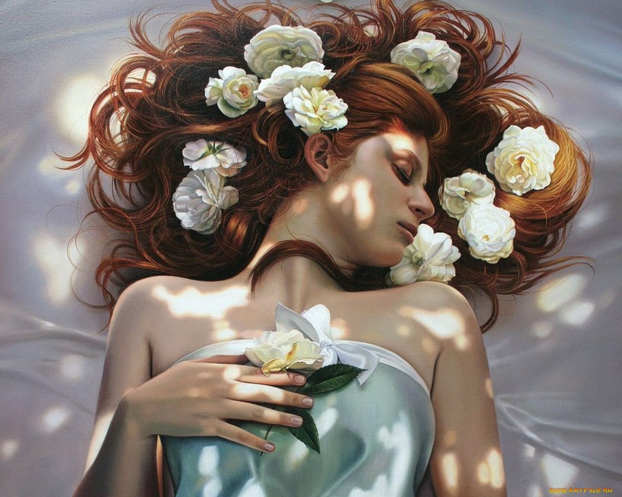Девушка с цветами в волосах
