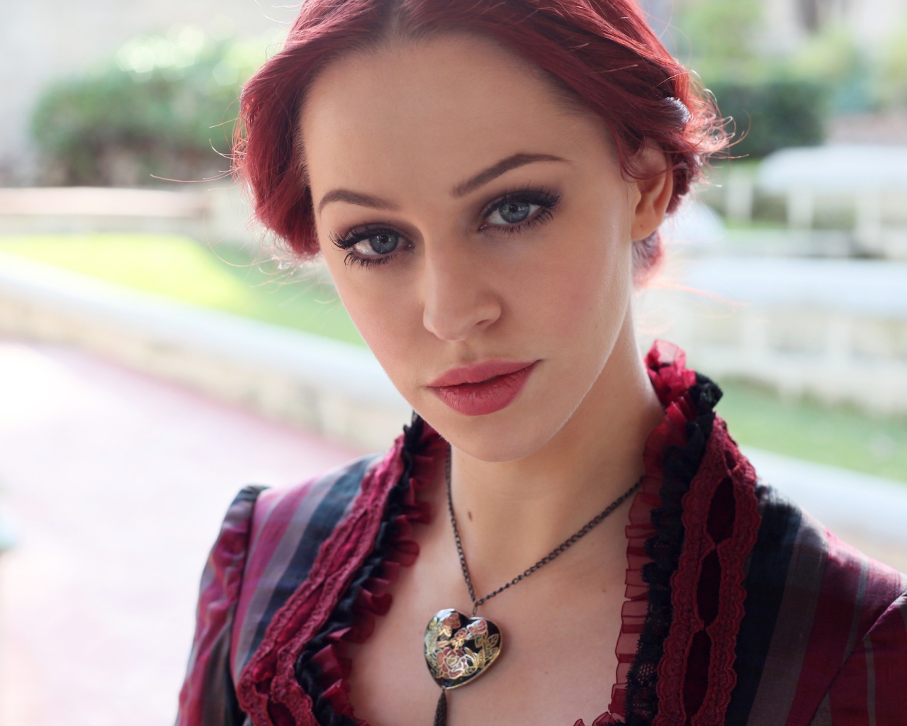 Девушка с кулоном