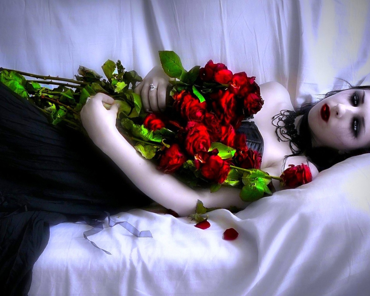 Девушка с розами в черном