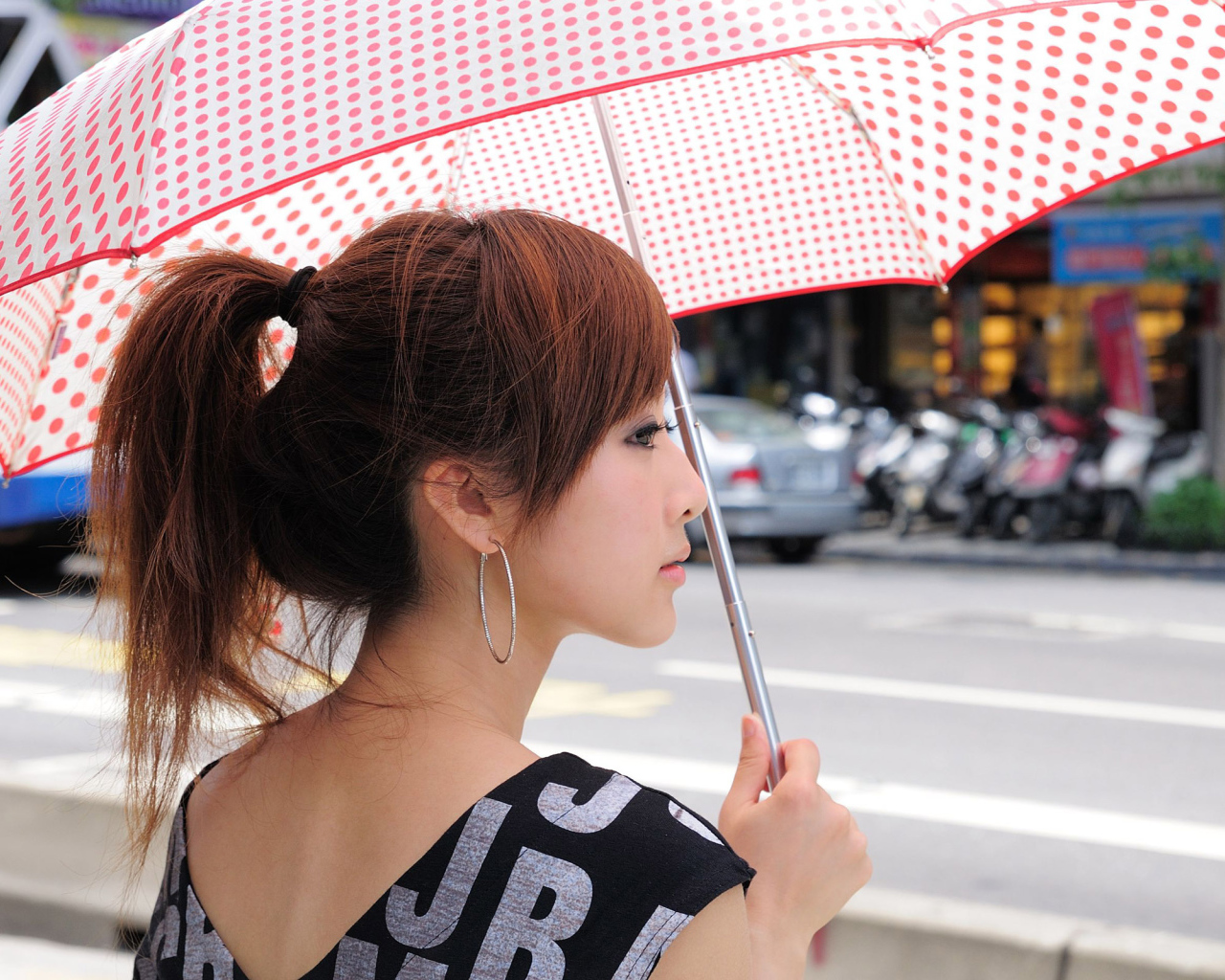 Японская девушка с зонтиком