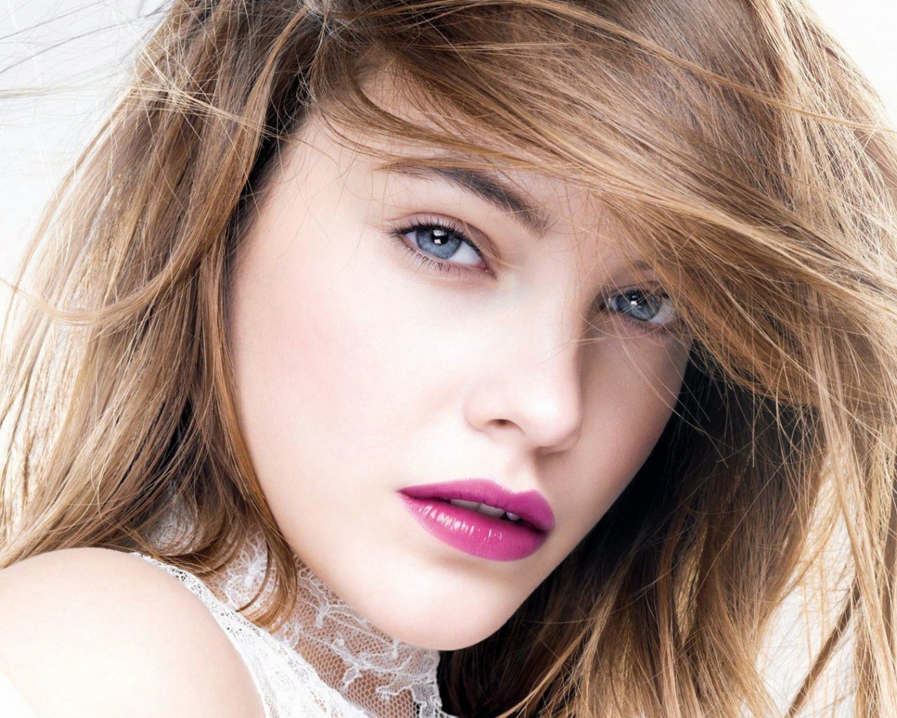 Розовые губы и серые глаза