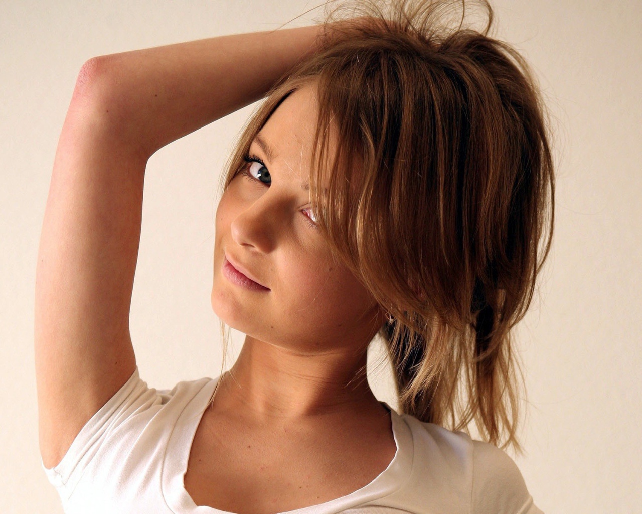 Поза с поднятой рукой