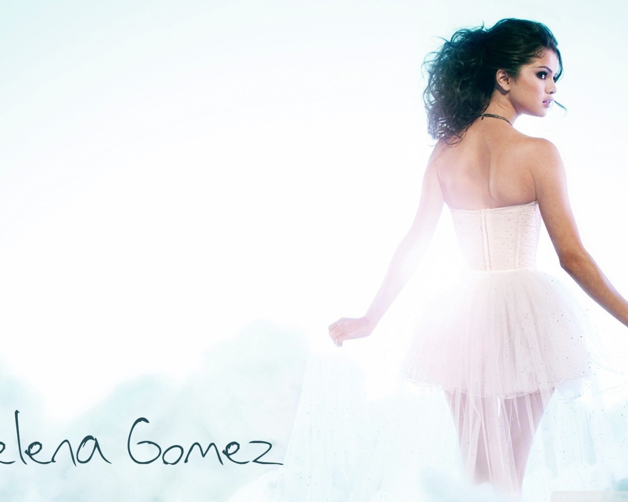 Селена Гомез на белом фоне