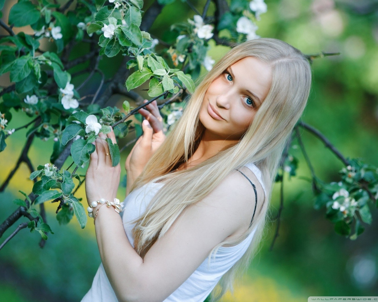 Блондинка у цветущего дерева