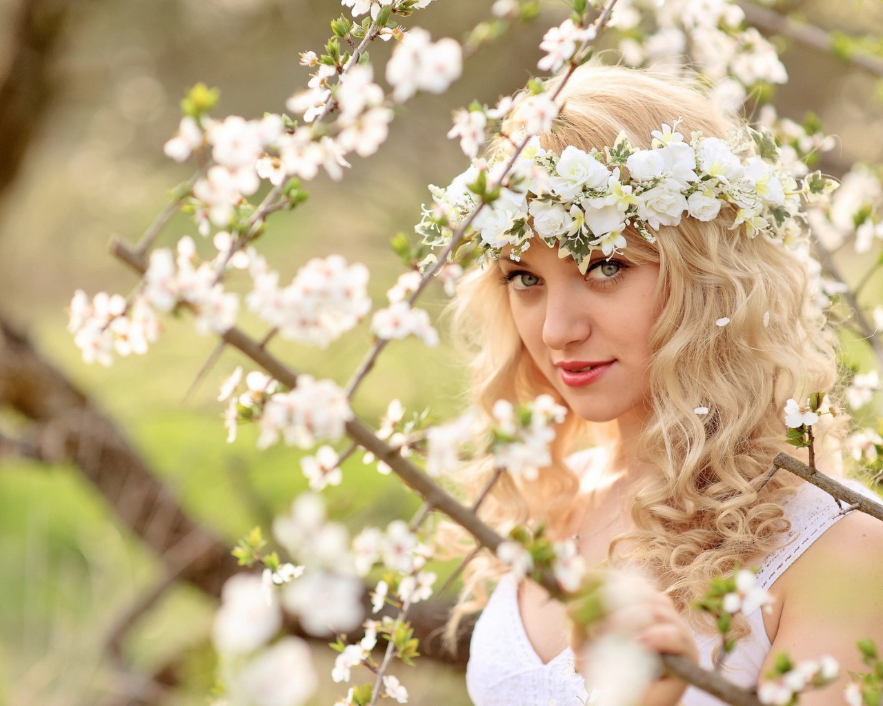 Блондинка с венком 