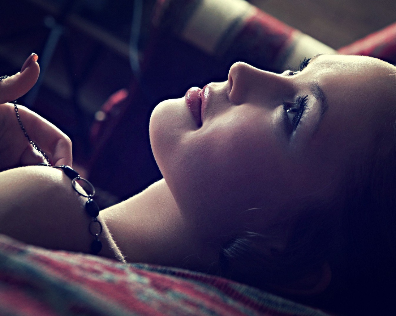 Девушка о чем-то мечтает