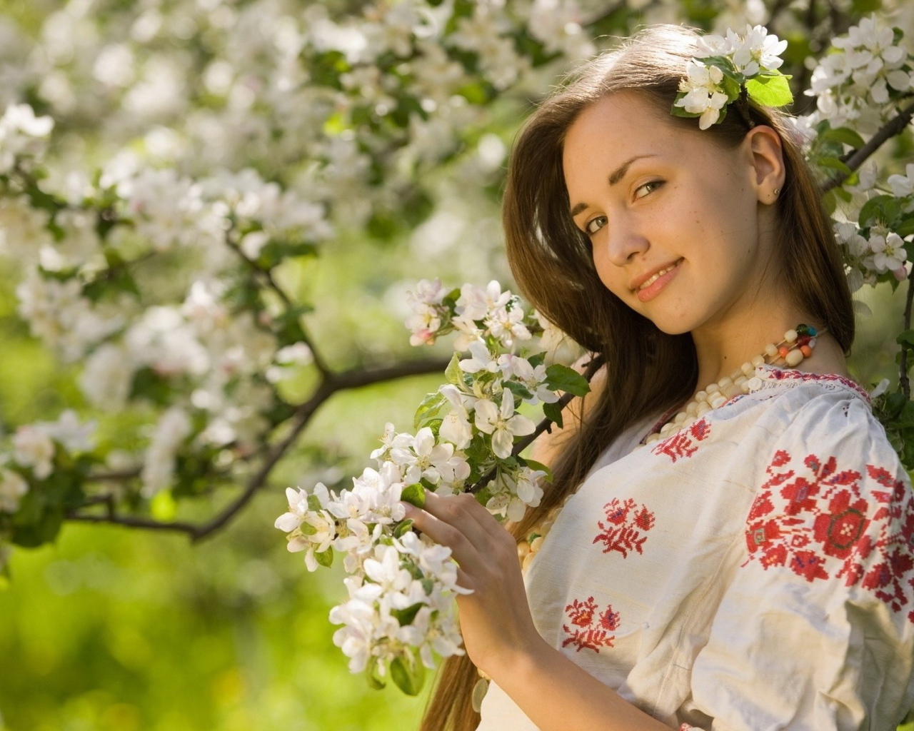 Девушка у цветущей яблони