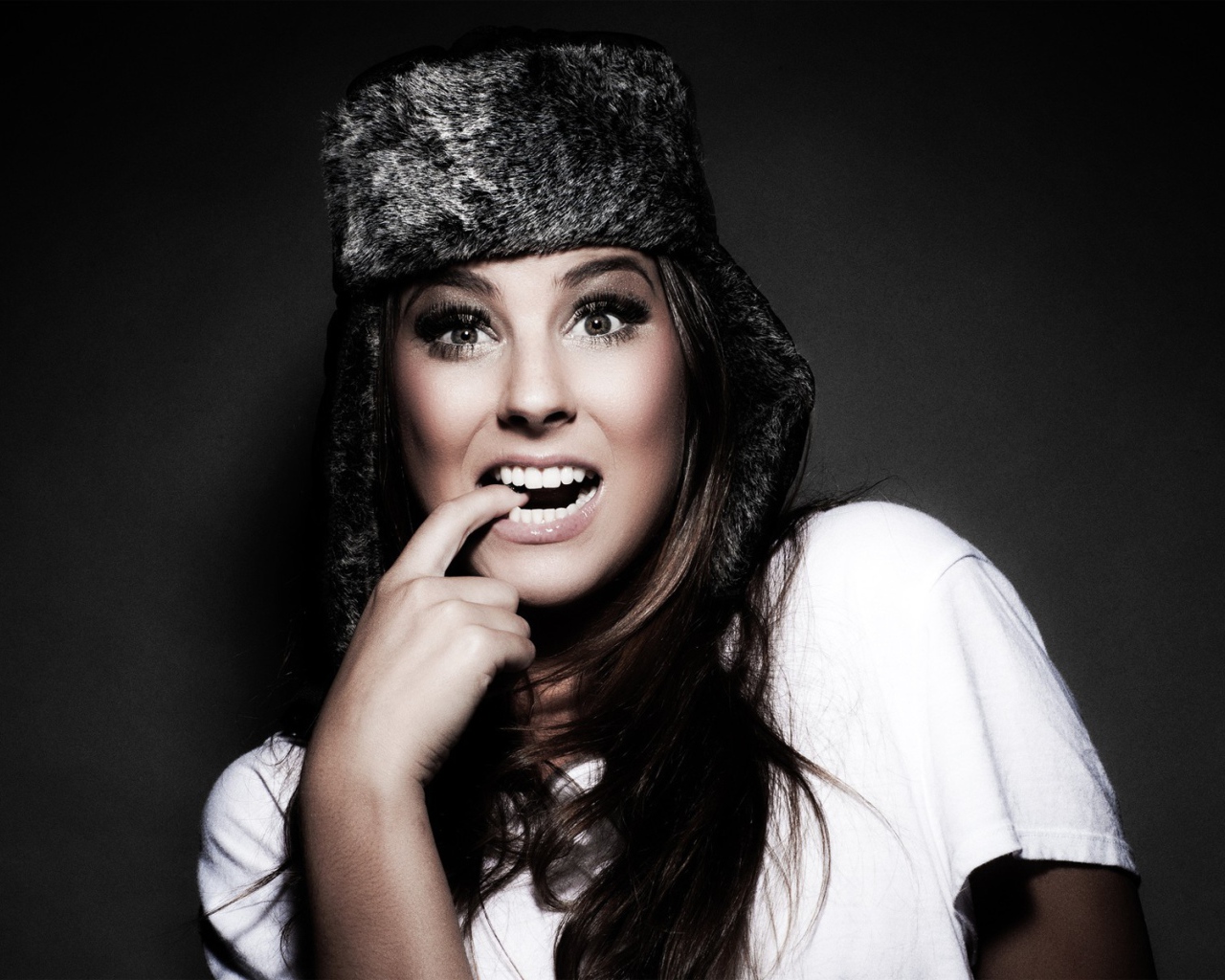 Девушка в русской шапке