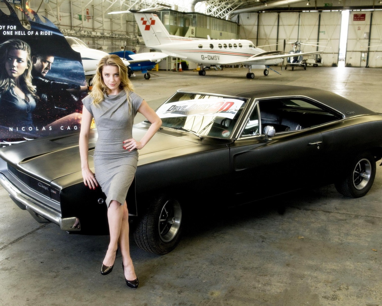 Девушка в ангаре