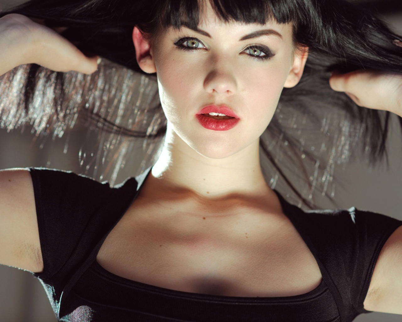 Девушка подняла волосы