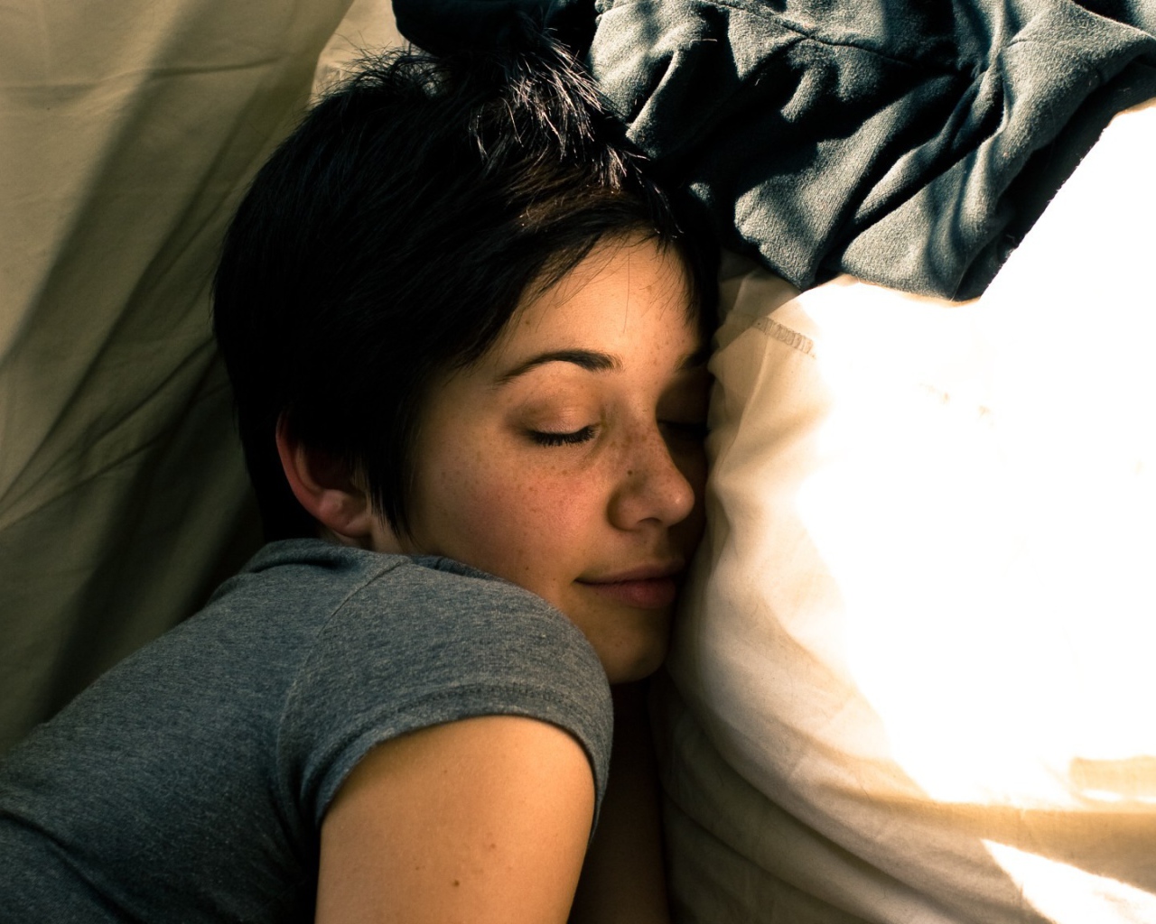 Девушка улыбается во сне