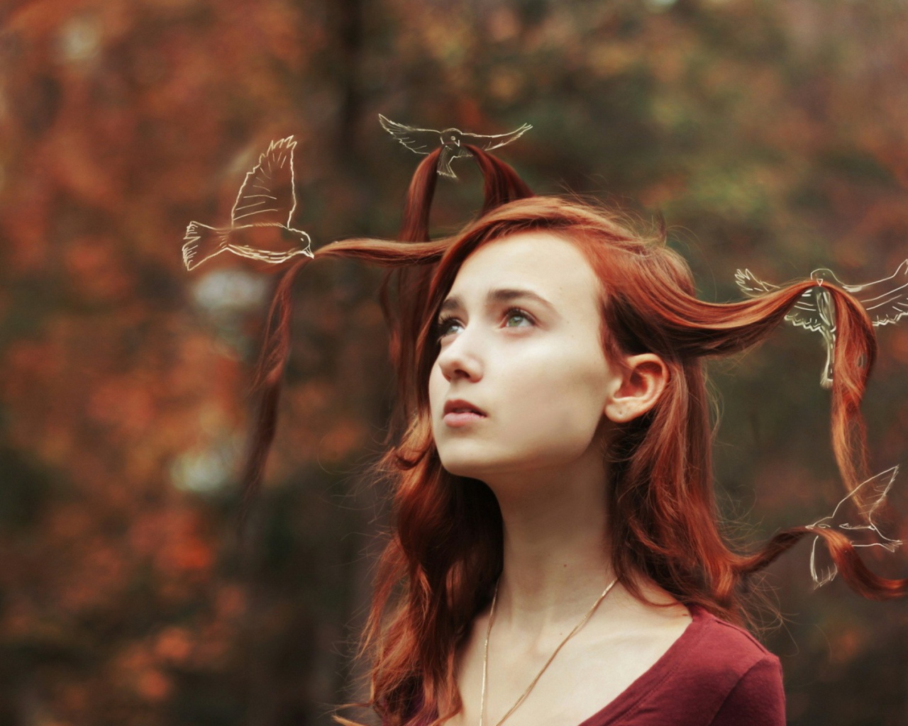 Девушка с нарисованными птицами