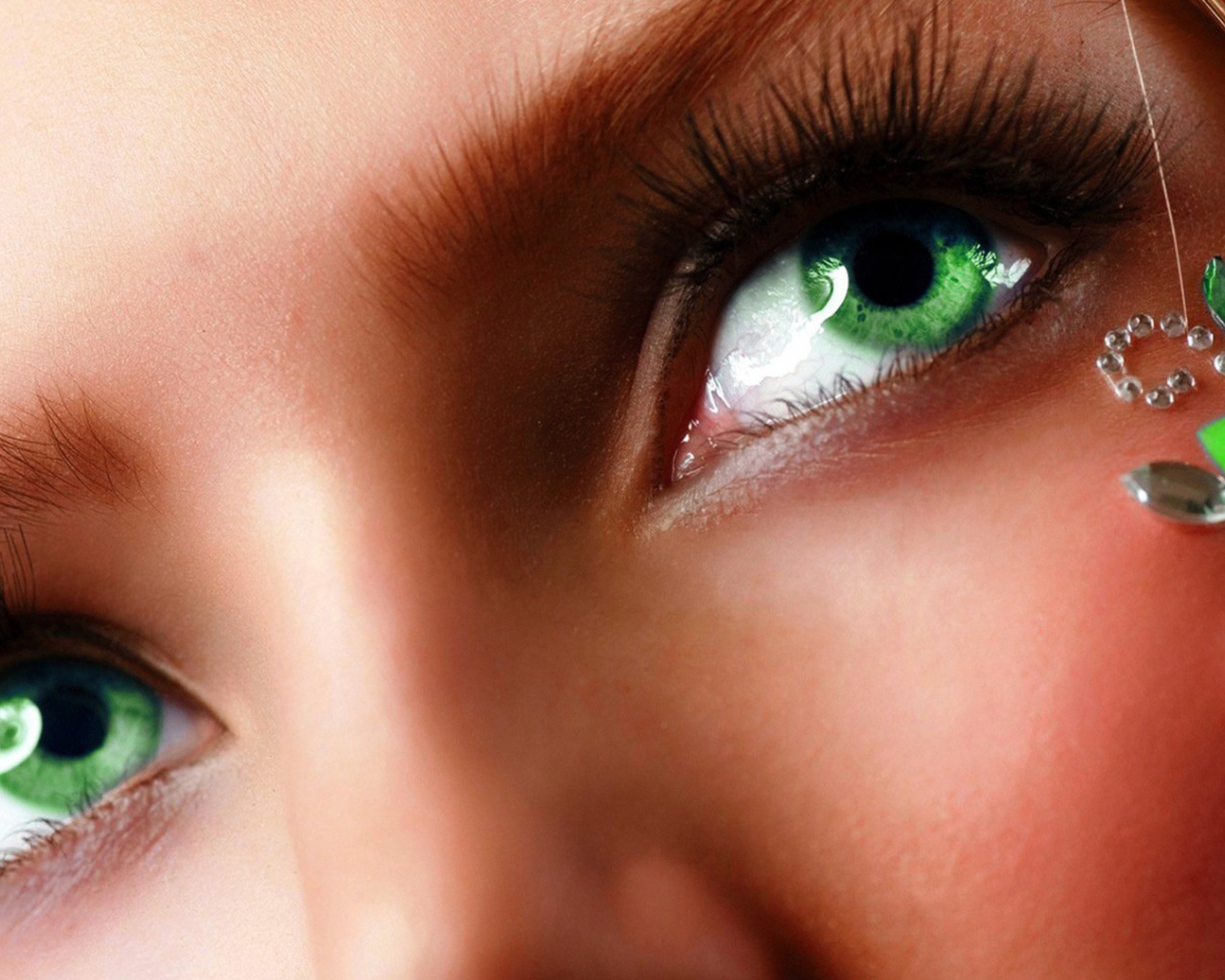 Зеленые глаза с изумрудом
