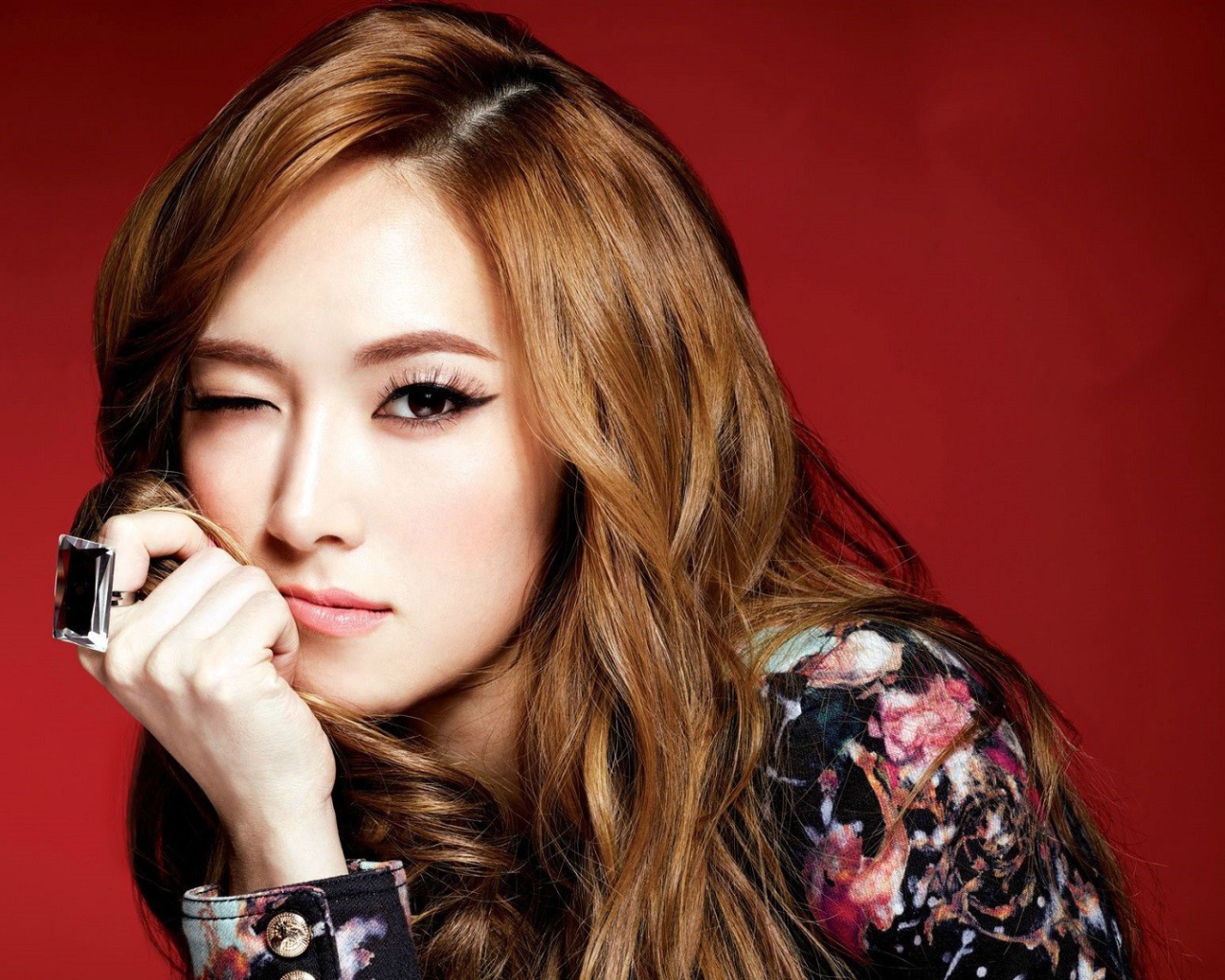 Кольцо с большим камнем