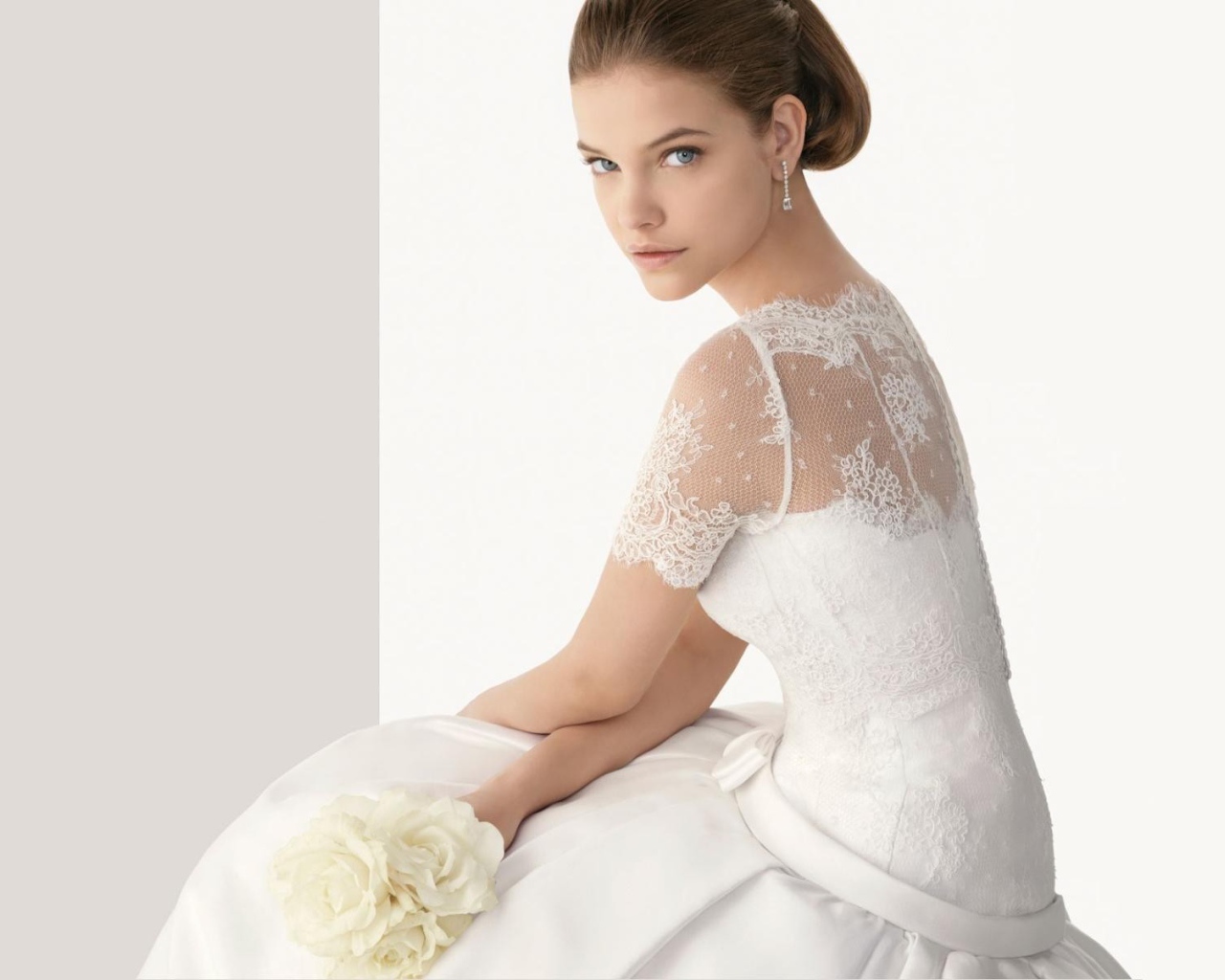 Невеста в свадебном платье