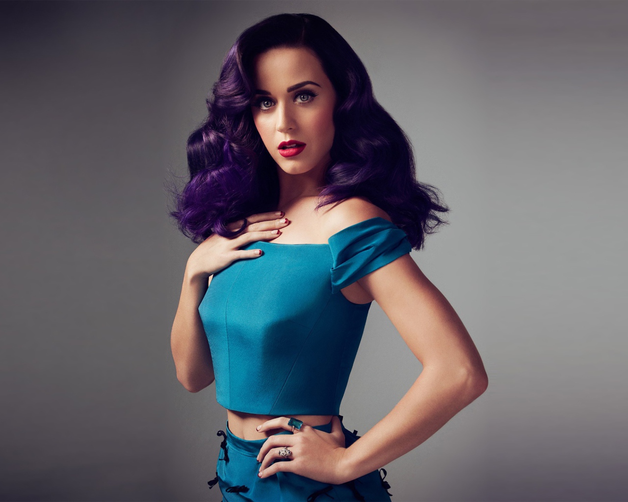 Брюнетка в синем платье