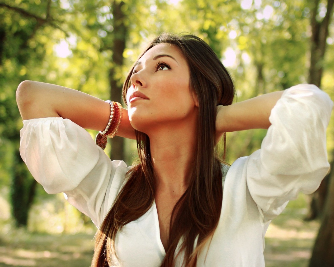 Брюнетка в белой кофте