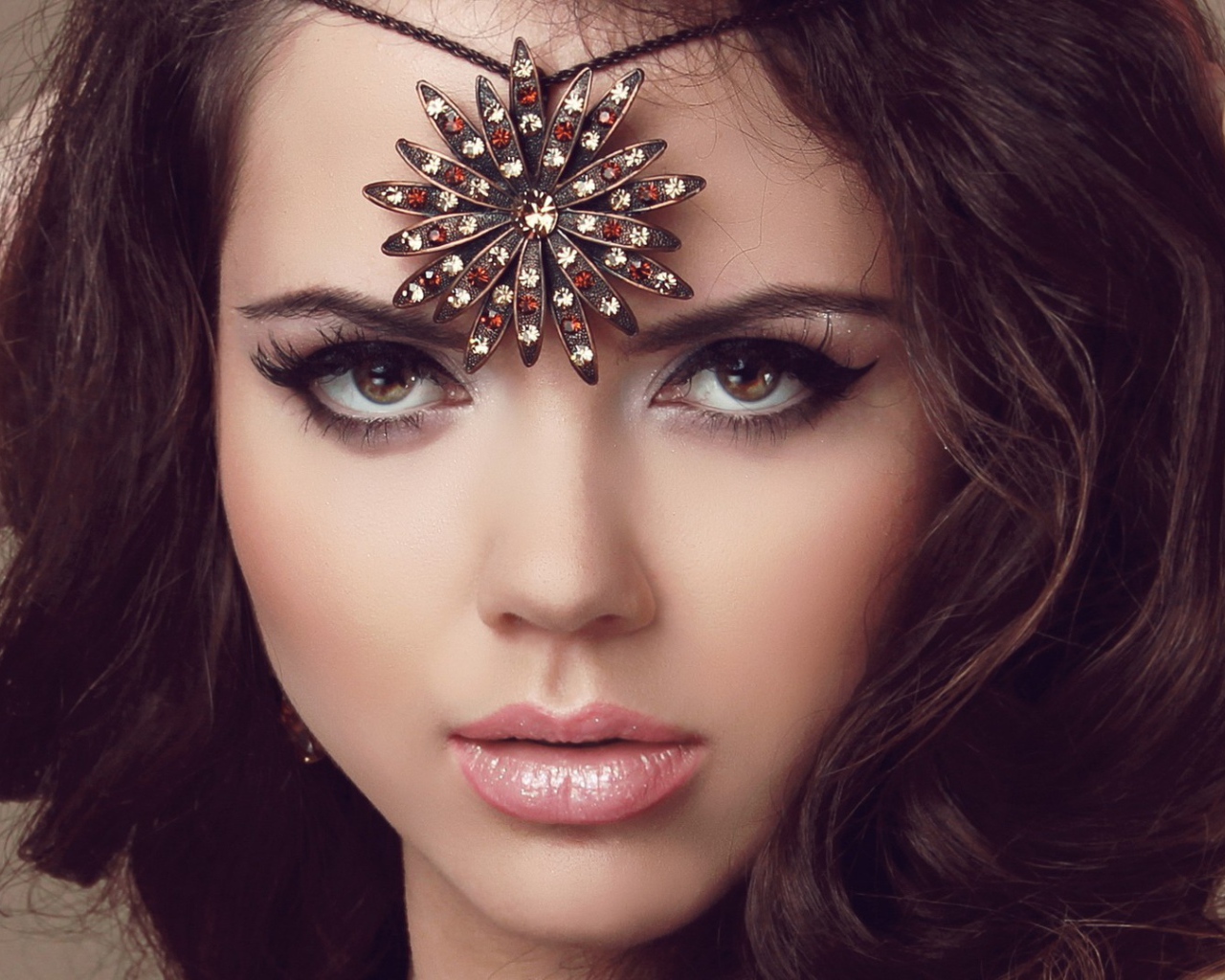 Брюнетка с украшением