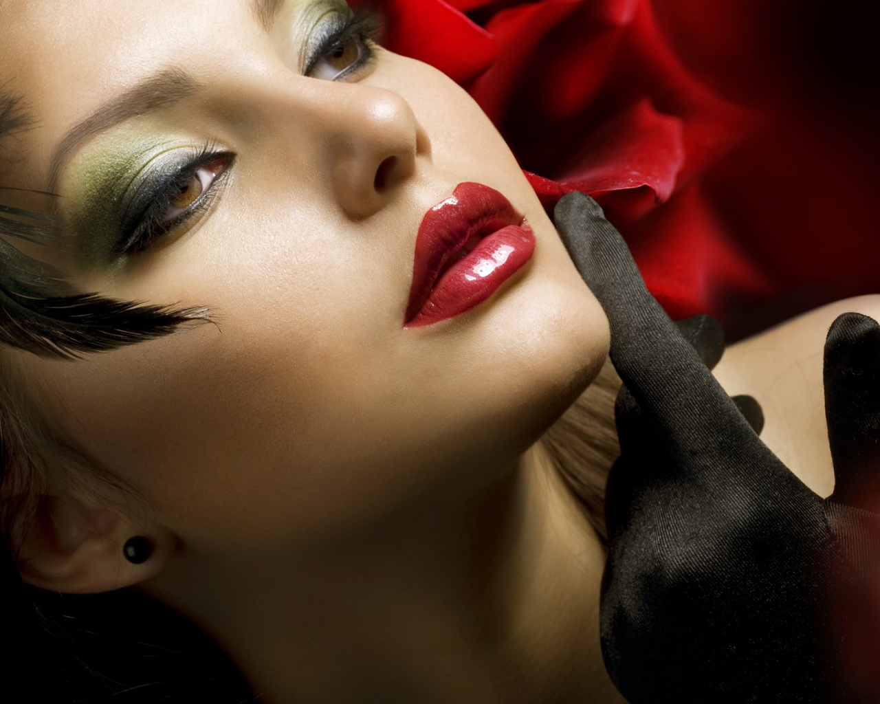 Брюнетка с сочными губами