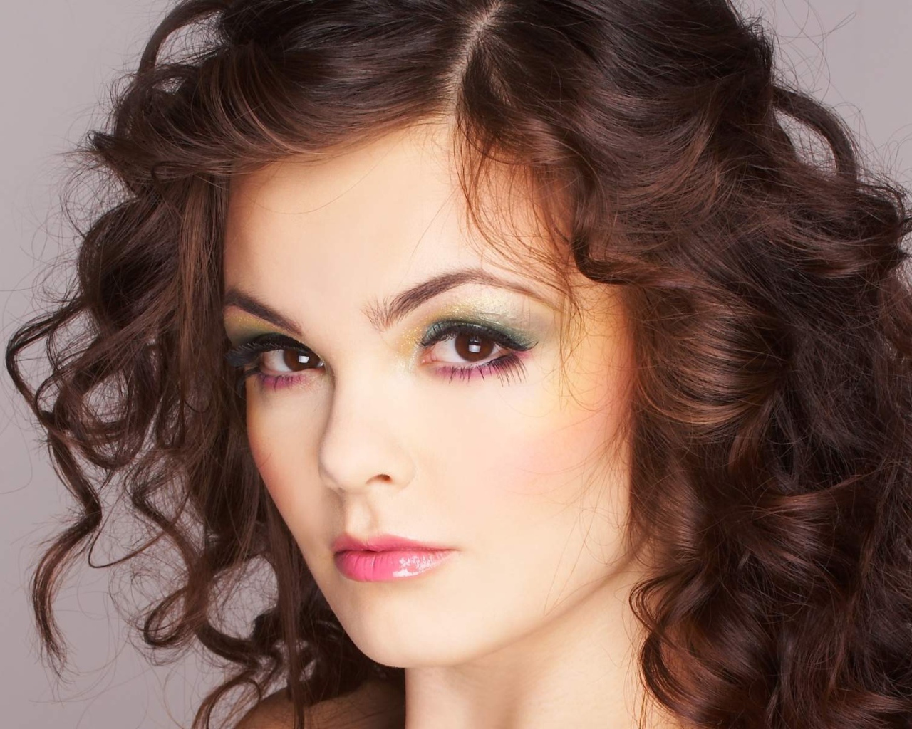 Брюнетка с розовыми губами
