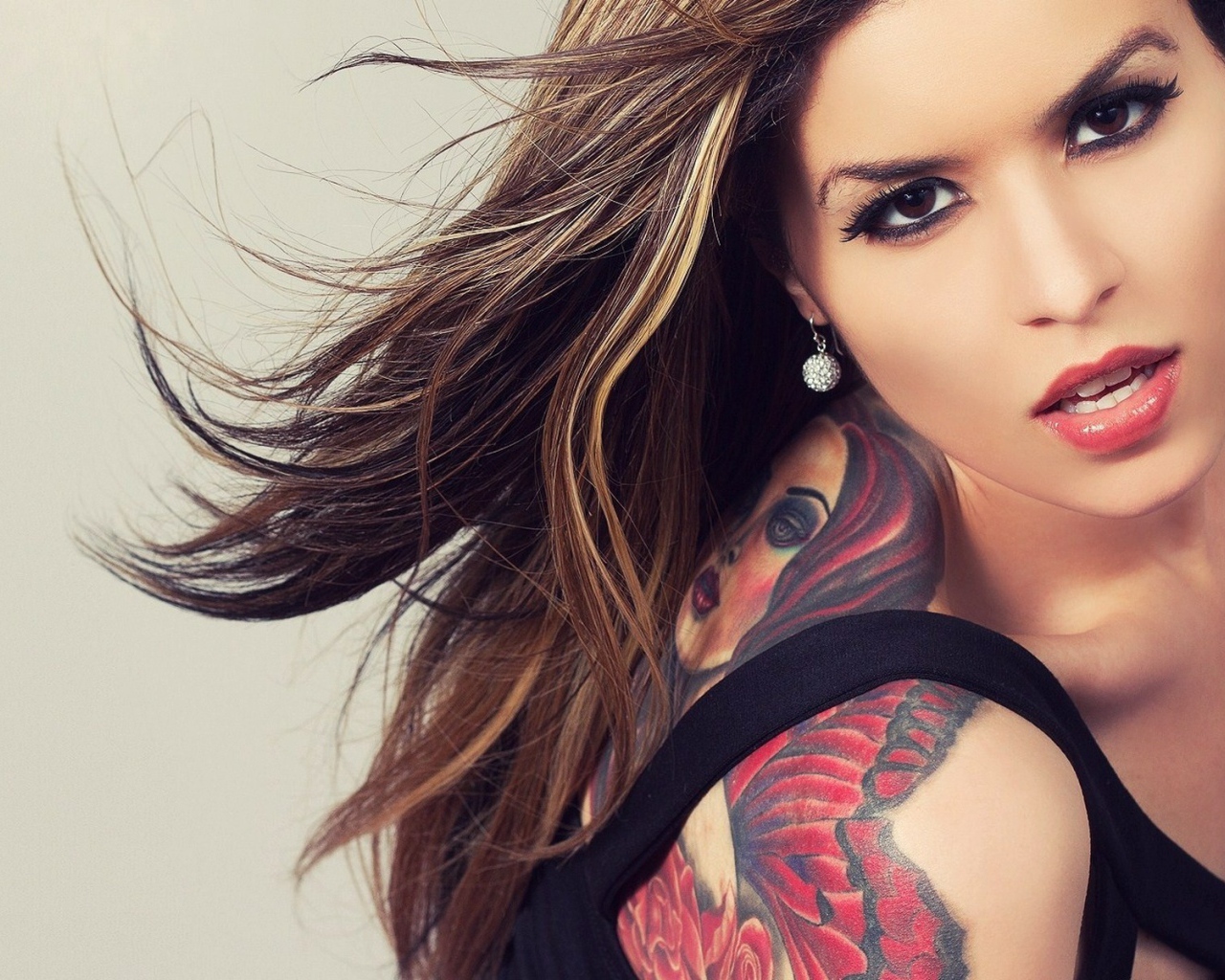 Брюнетка с татуировкой девушка