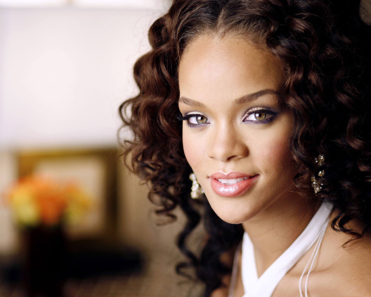 Брюнетка с волнистыми волосами