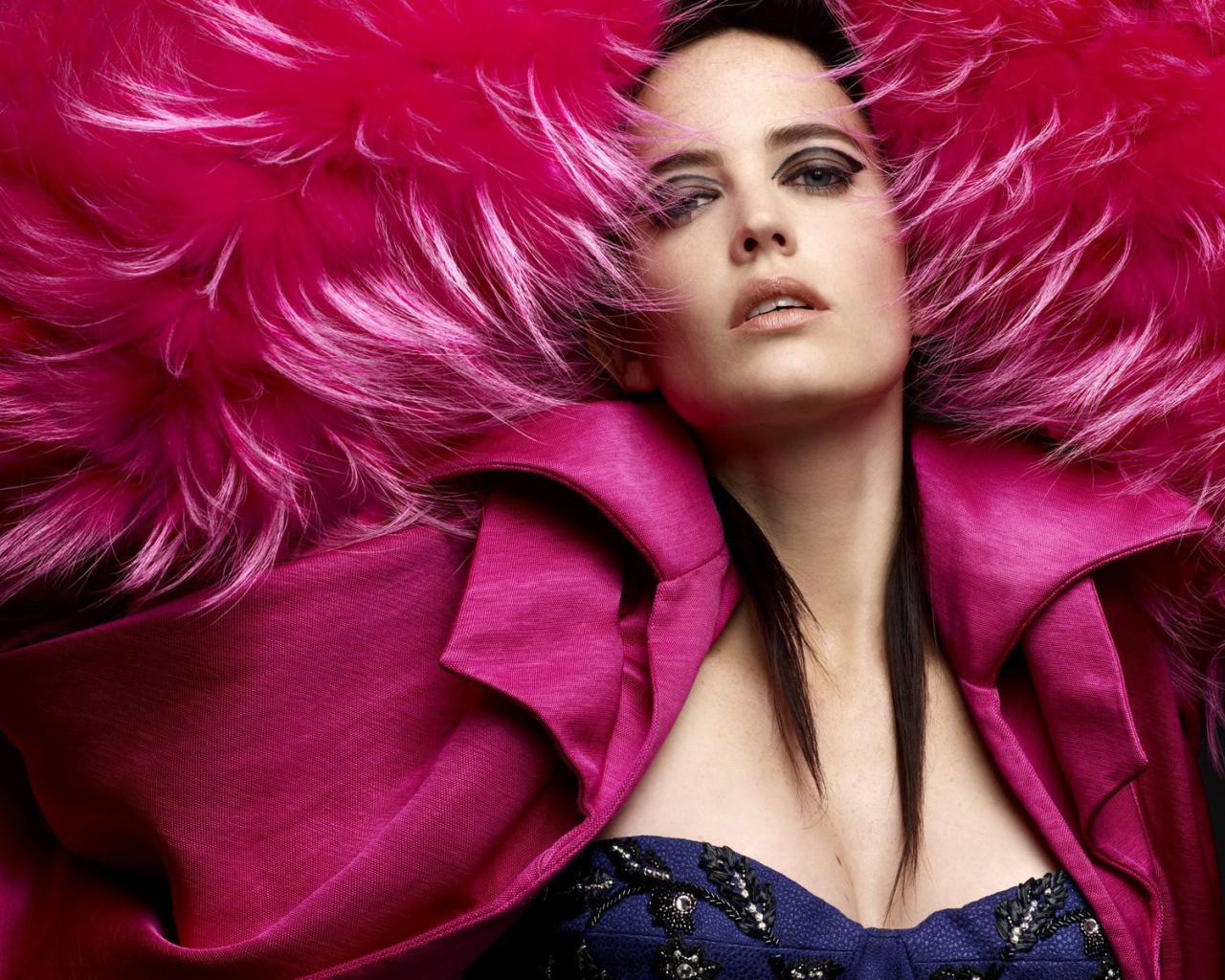 Девушка в розовой одежде