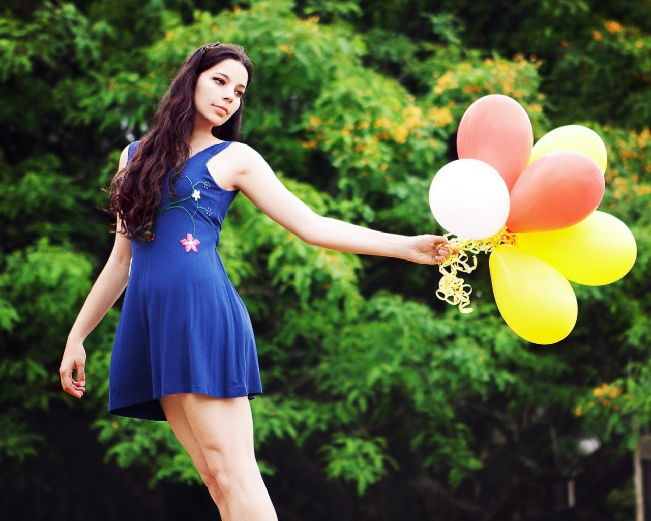 Девушка с шарами