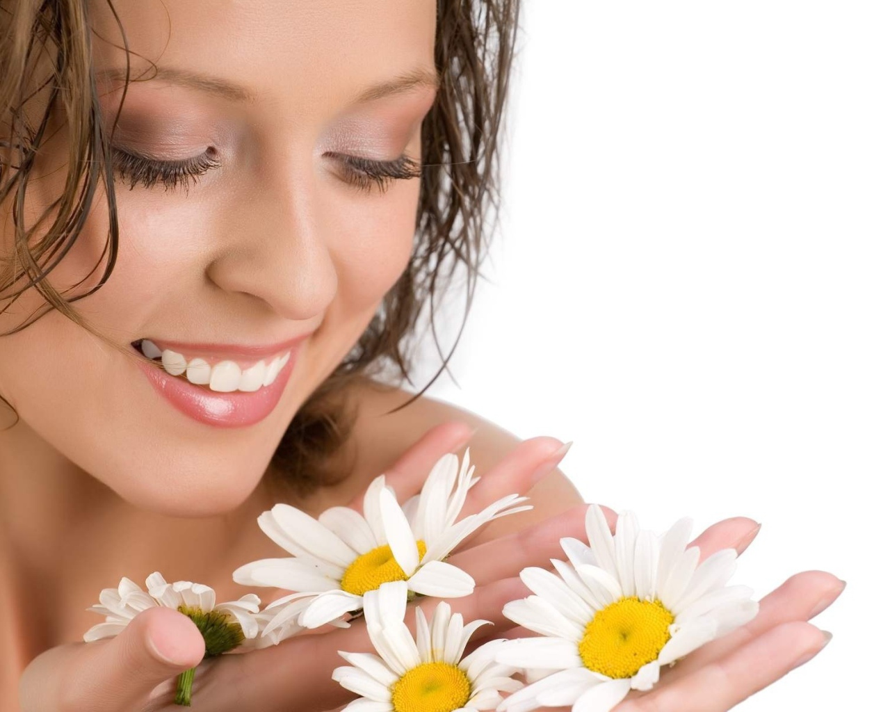 Девушка с ромашками