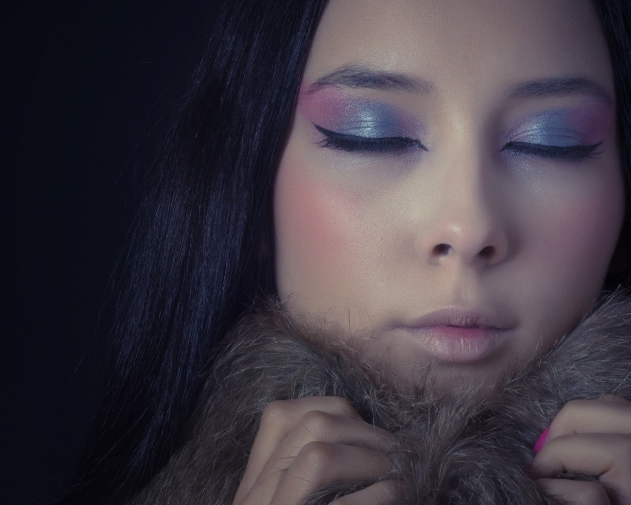 На девушке мягкий меховой воротник