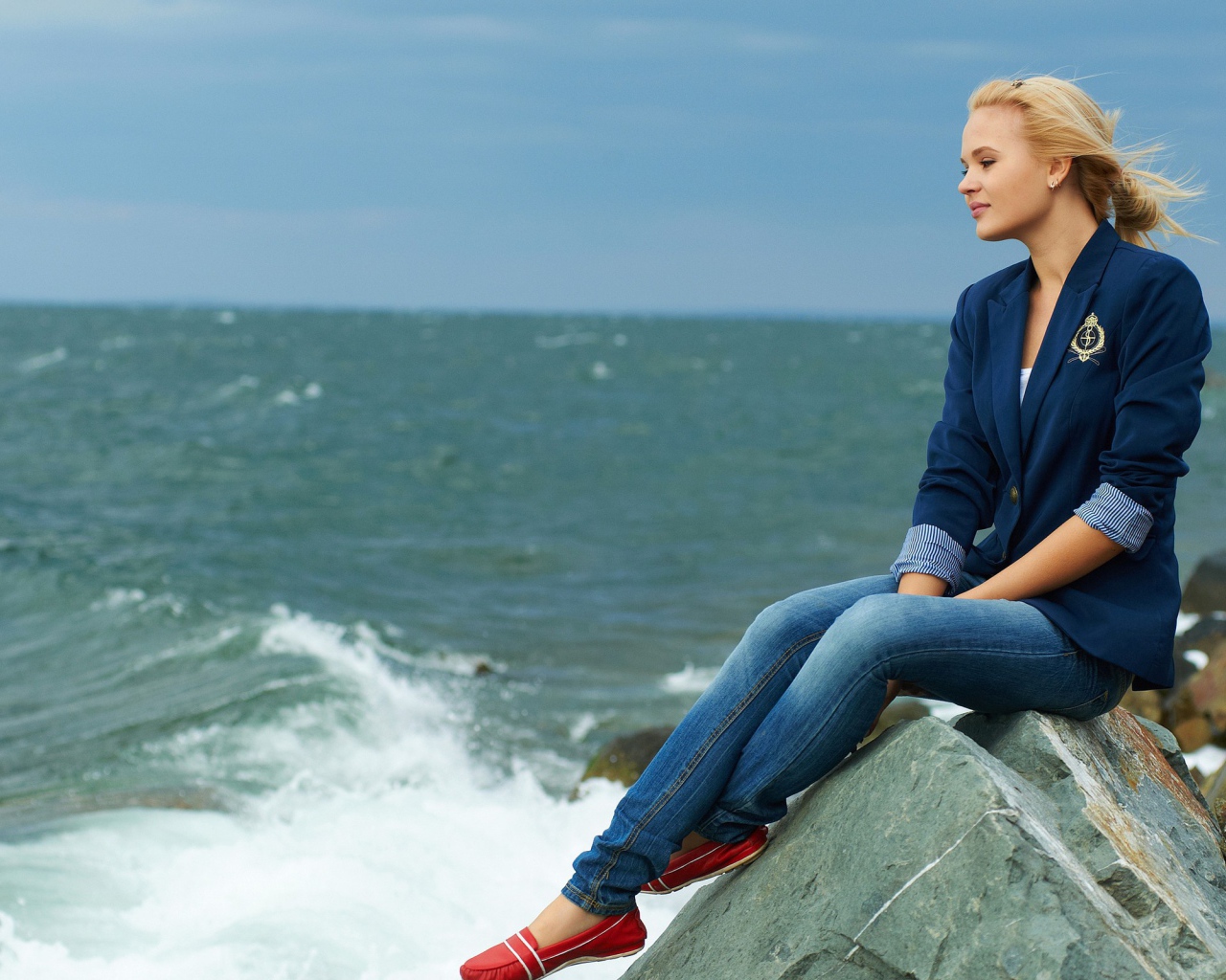 Таля в джинсах на берегу