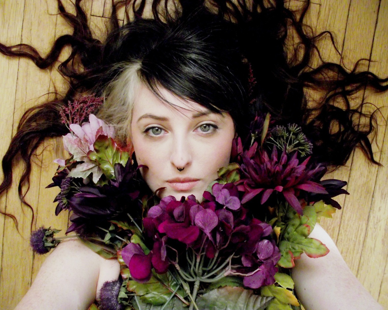 девушка с пирсингом с цветами