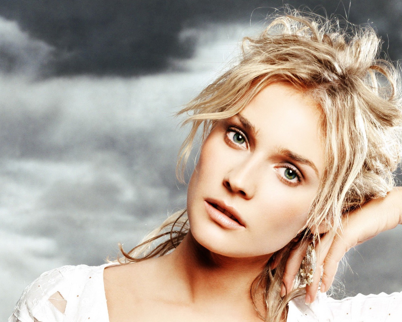 Блондинка Диане модель