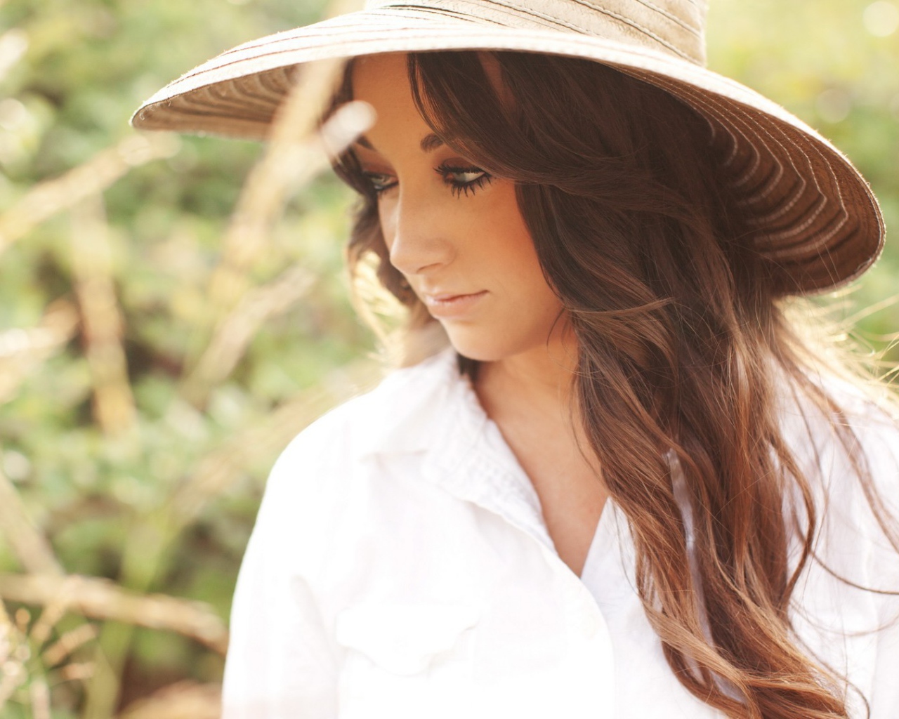 Брюнетка в широкополой шляпе