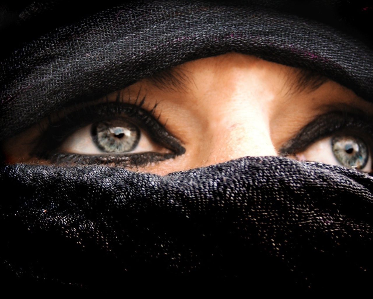 Лицо закрытое платком