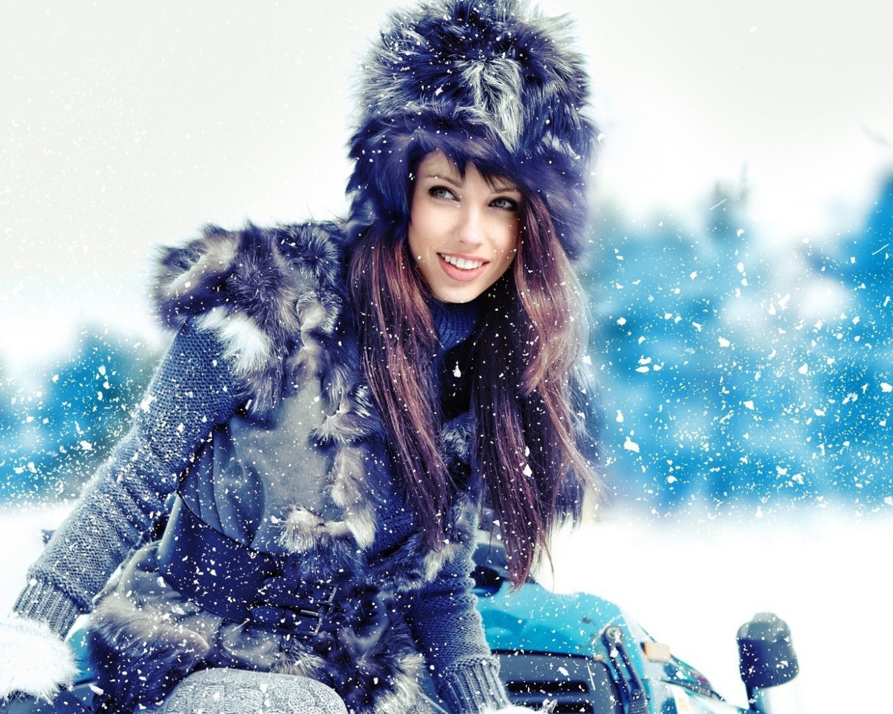 Девушка в меховой одежде и шапке