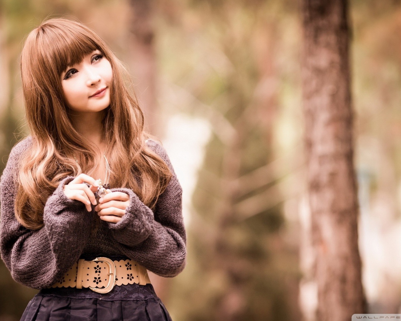 Девочка в свитере на природе