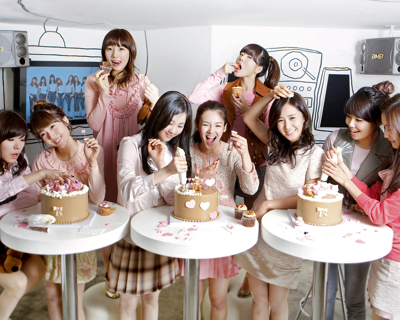 Японские девушки едят торт