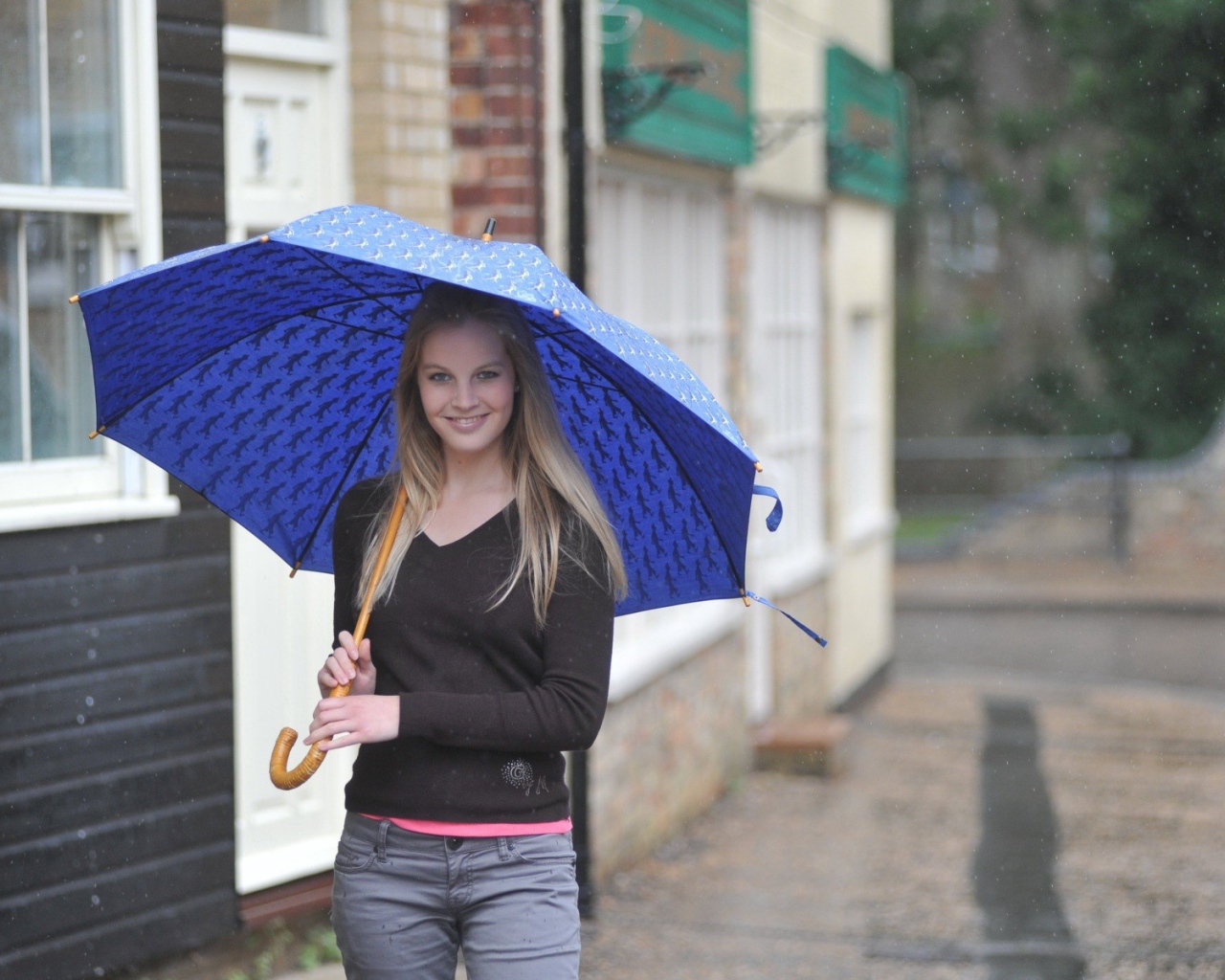 Модель с синим зонтом