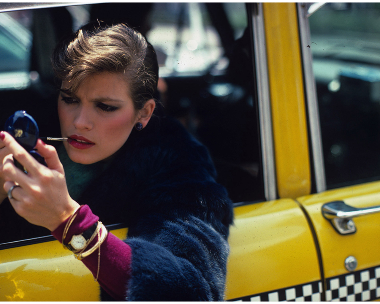 Фотография девушки в такси