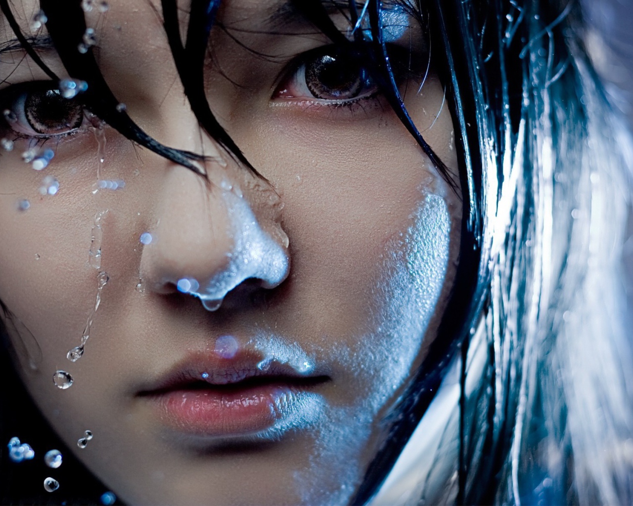 Портрет мокрой брюнетки