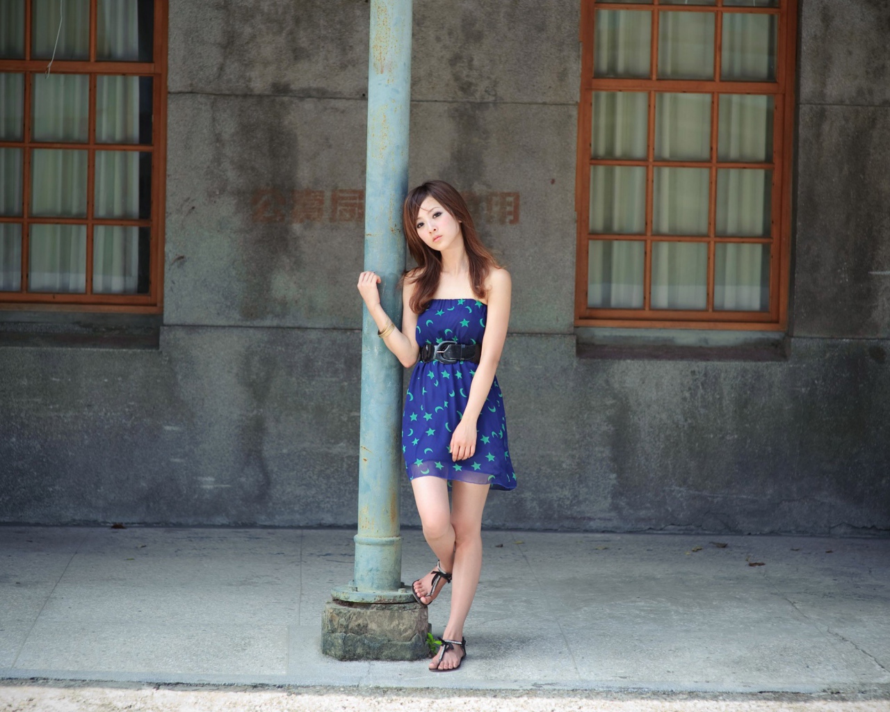 Девушка у столба