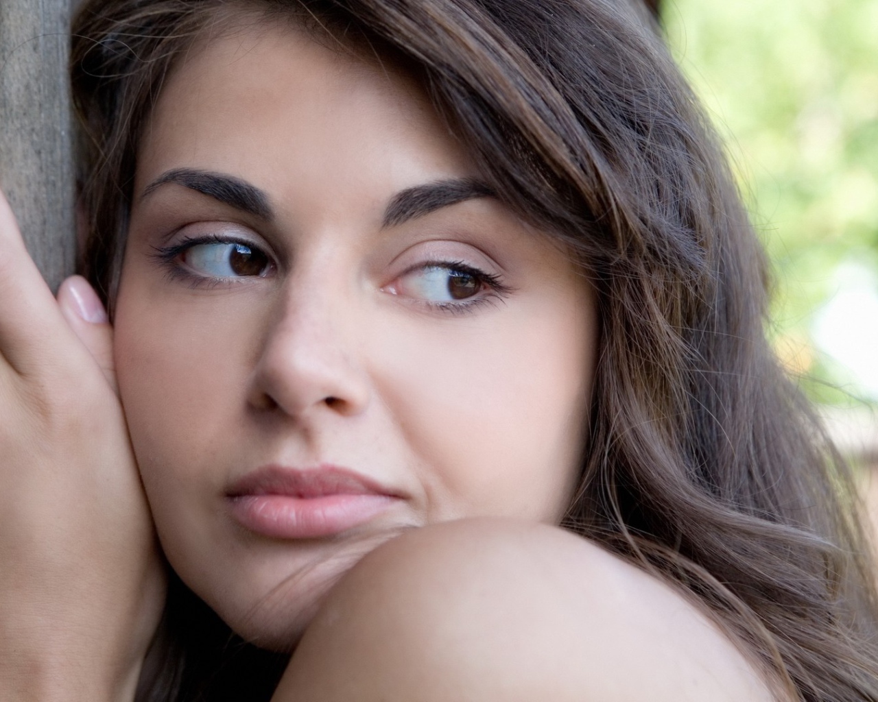 Девушка прижалась к забору