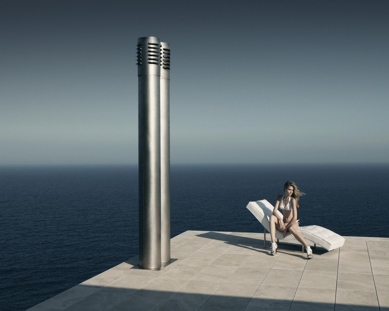 Девушка сидит у моря