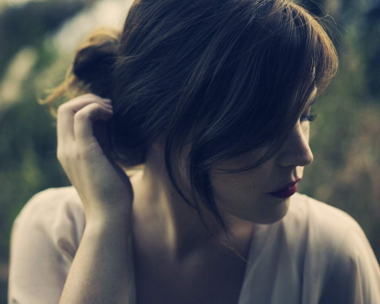 Девушка поправляет волосы