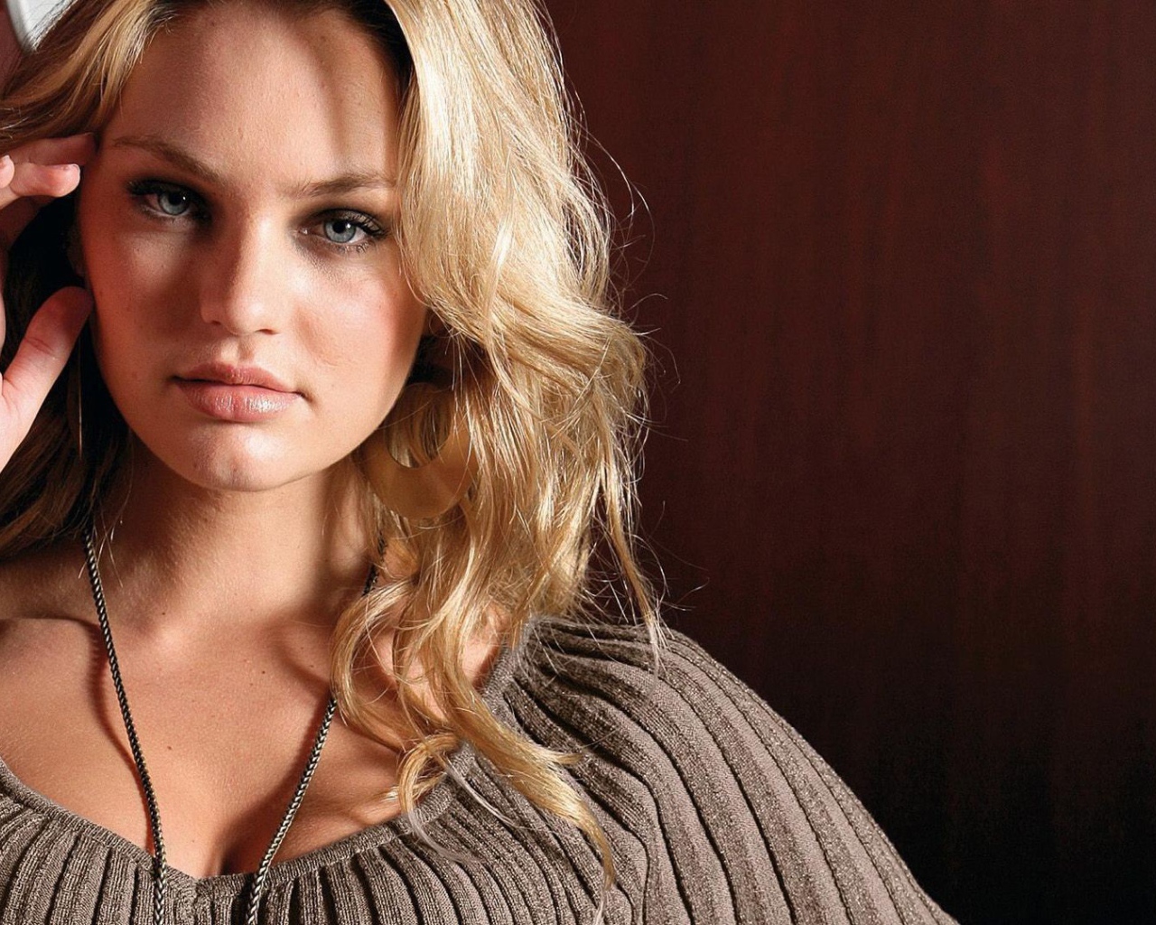 Модель с браслетом на руке