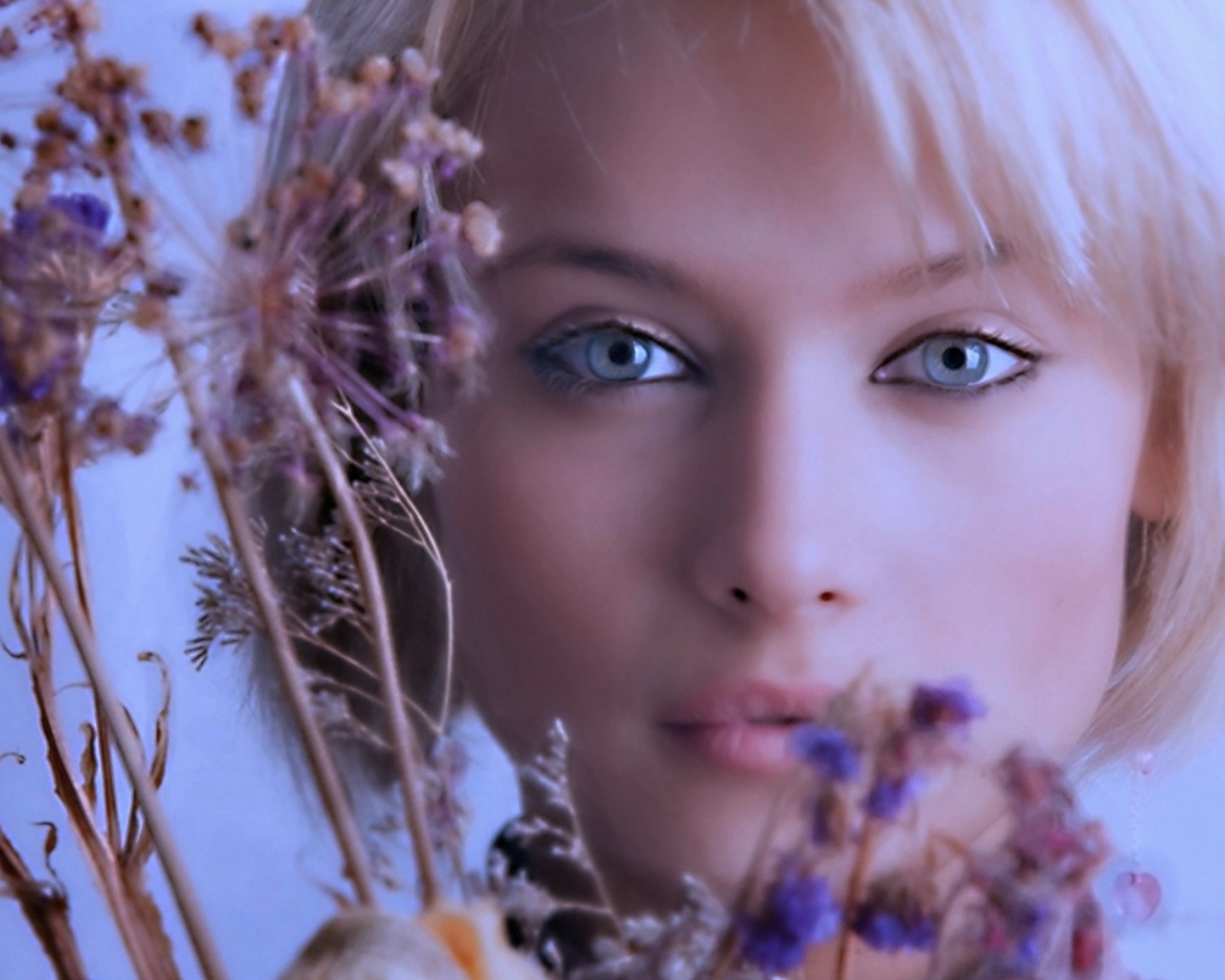 Модель с голубыми глазами