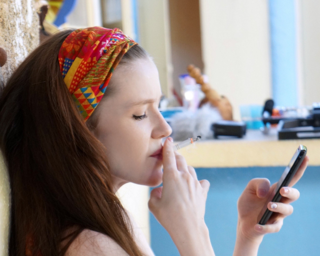 Девушка с телефоном набирает номер