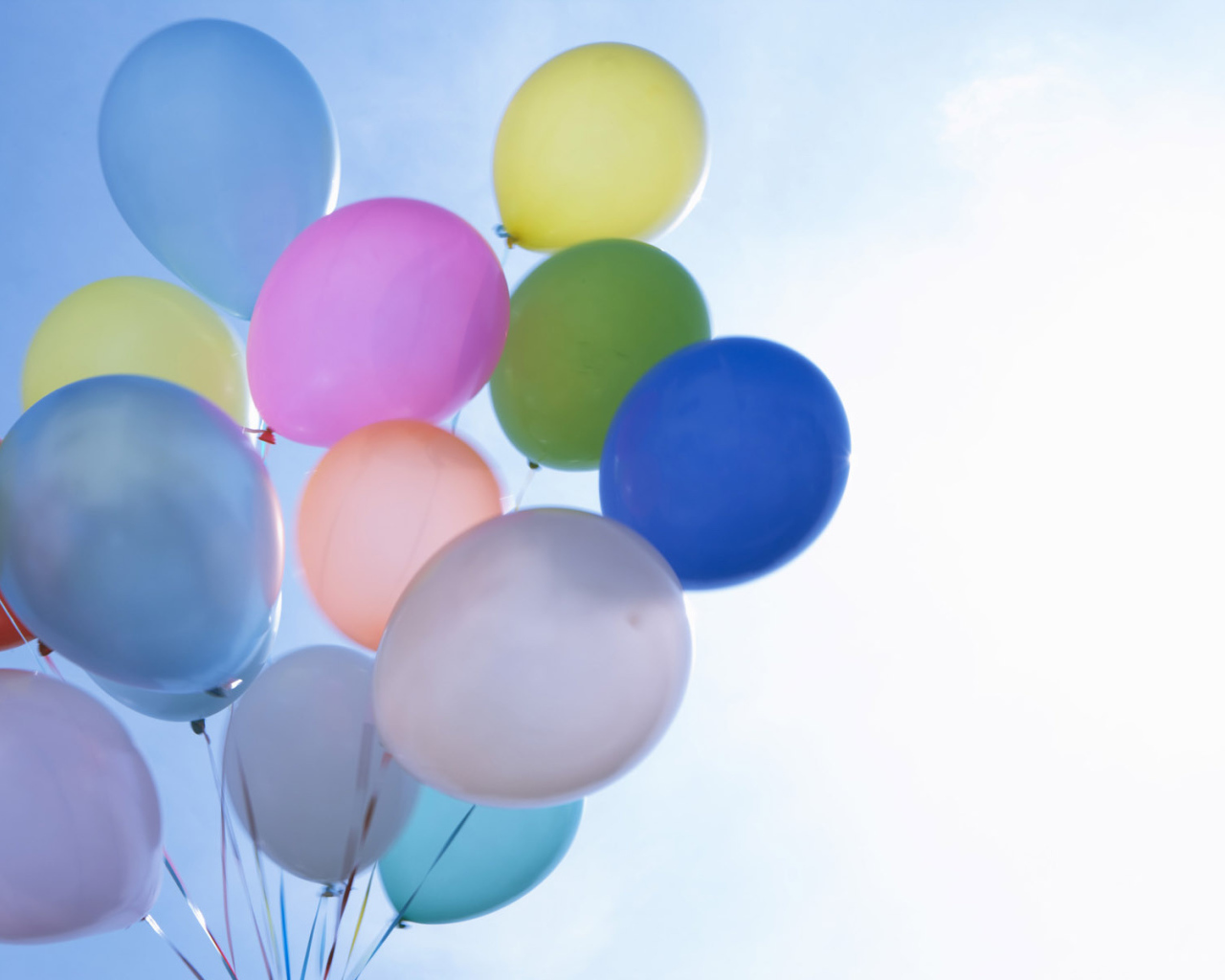 Шары на фоне неба на день рождения